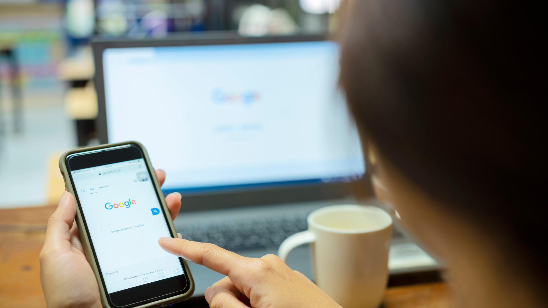 Google Suchergebnisse auf Laptop und Smartphone
