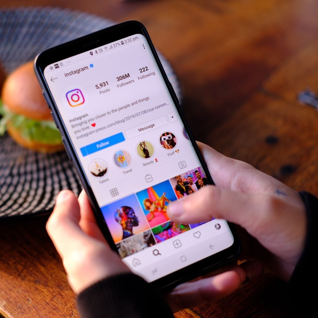 zu sehen ist ein Smartphone auf dem die App Instagram geöffnet ist.