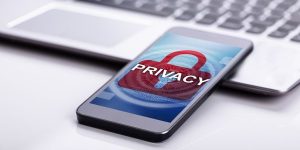 Zu sehen ist ein Bild mit einem Smartphone, mit einem Privacy Bild. Datenschutz und Sicherheit in den sozialen Netzwerken.