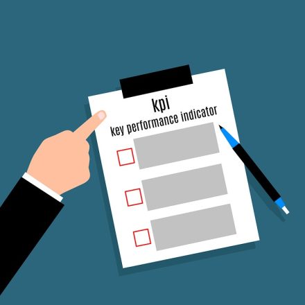 kpi-4266500_960_720 Zu sehen ist eine Illustration, die eine zeigende Hand auf ein Blatt Papier mit der Aufschrift "KPI" zeigt.